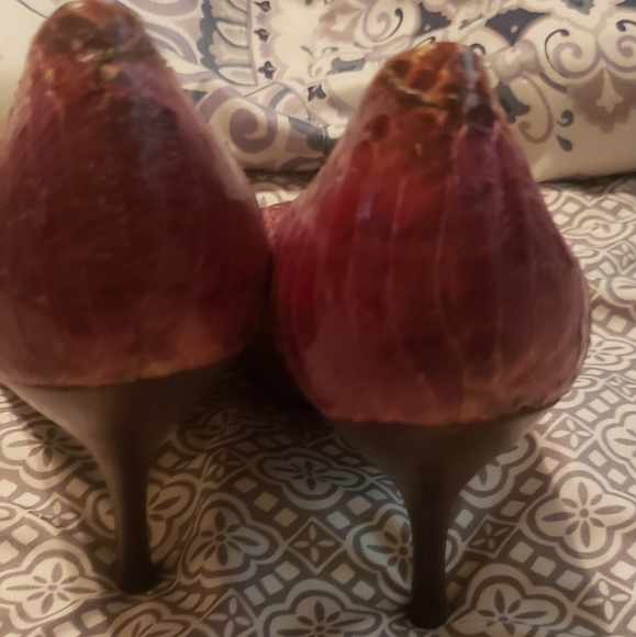 BCBG red snake skin low heel shoe - Picture 2 of 3